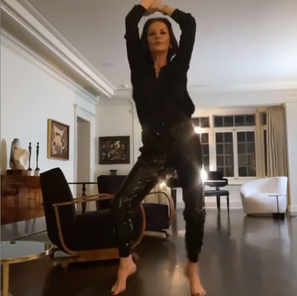A atriz Catherine Zeta-Jones em sua sessão de dança durante seu período de quarentena  (Foto: Instagram)