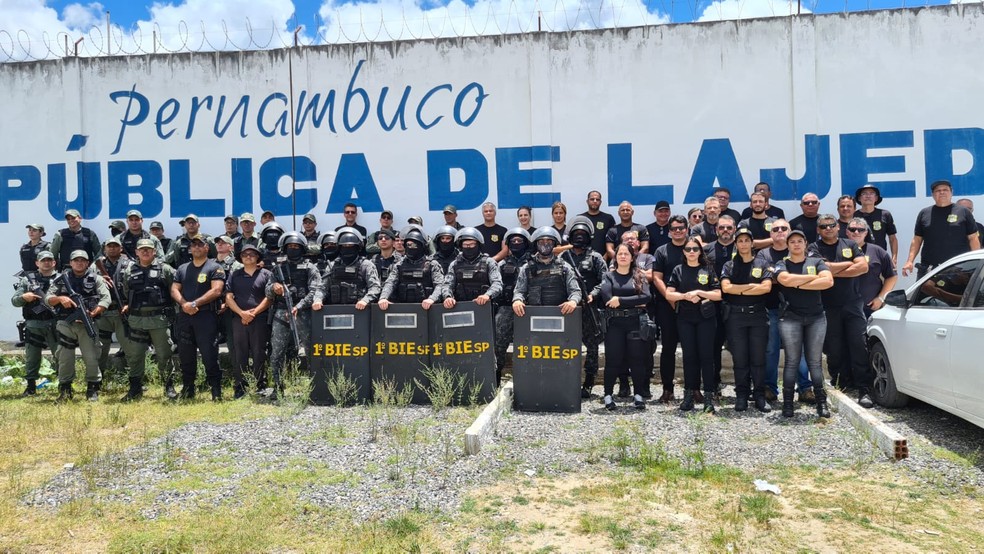 Policiais realizaram busca em cadeia de Lajedo — Foto: Divulgação