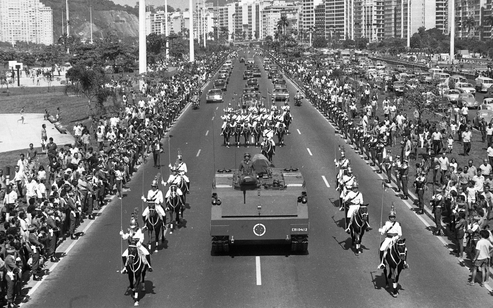 Tanque leva caixão com restos de Dom Pedro escoltado por Dragões da Independência, no Rio, em 1972 — Foto: Arquivo/Agência O GLOBO