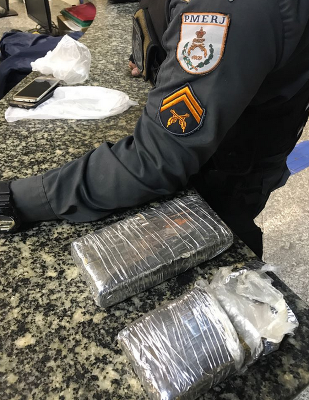 Droga foi apreendida no bairro Morro dos Milagres, em São Pedro da Aldeia, no RJ (Foto: Divulgação/Polícia Militar)