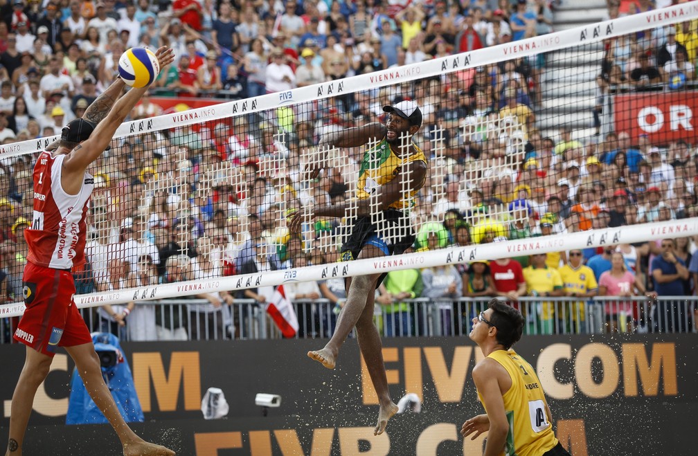 Evandro ataca marcado pelo austríaco Dopller (Foto: Divulgação/FIVB)
