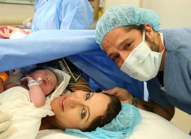 André Vasco com a mulher, Vivian, e a filha recém-nascida, Maya (Foto: Luiza Salerno)