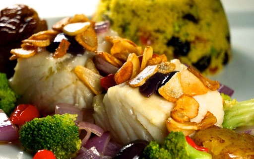 Bacalhau à lagareiro com brocolis e arroz garoando d - Picture of