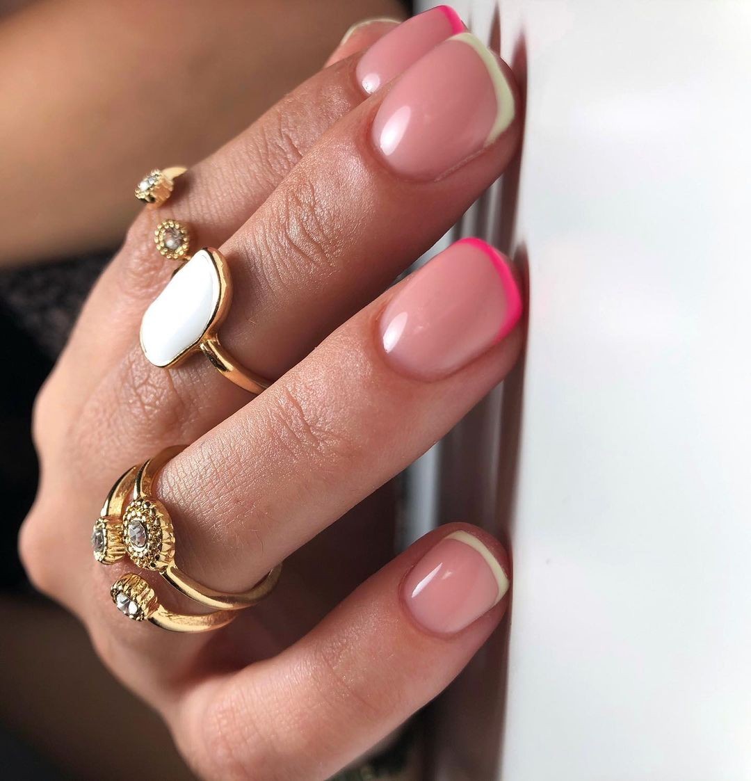 Francesinha minimalista é tendência de nail art (Foto: Reprodução/Instagram @tatianak_makeup)