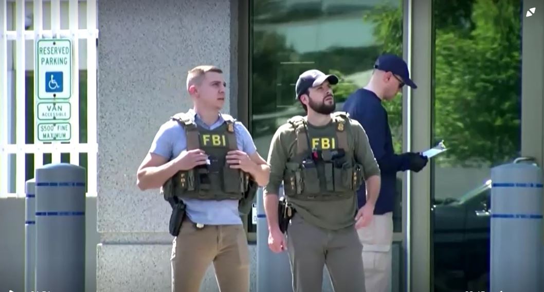 Homem com fuzil e colete à prova de balas tenta invadir prédio do FBI nos EUA