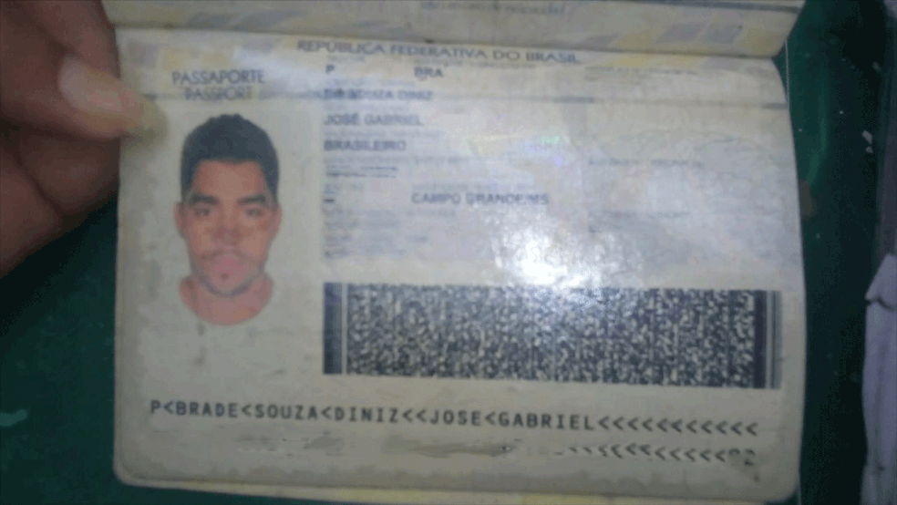Documento de Gabriel Diniz encontrado em local de queda de avião — Foto: Reprodução/ Jornal Hoje