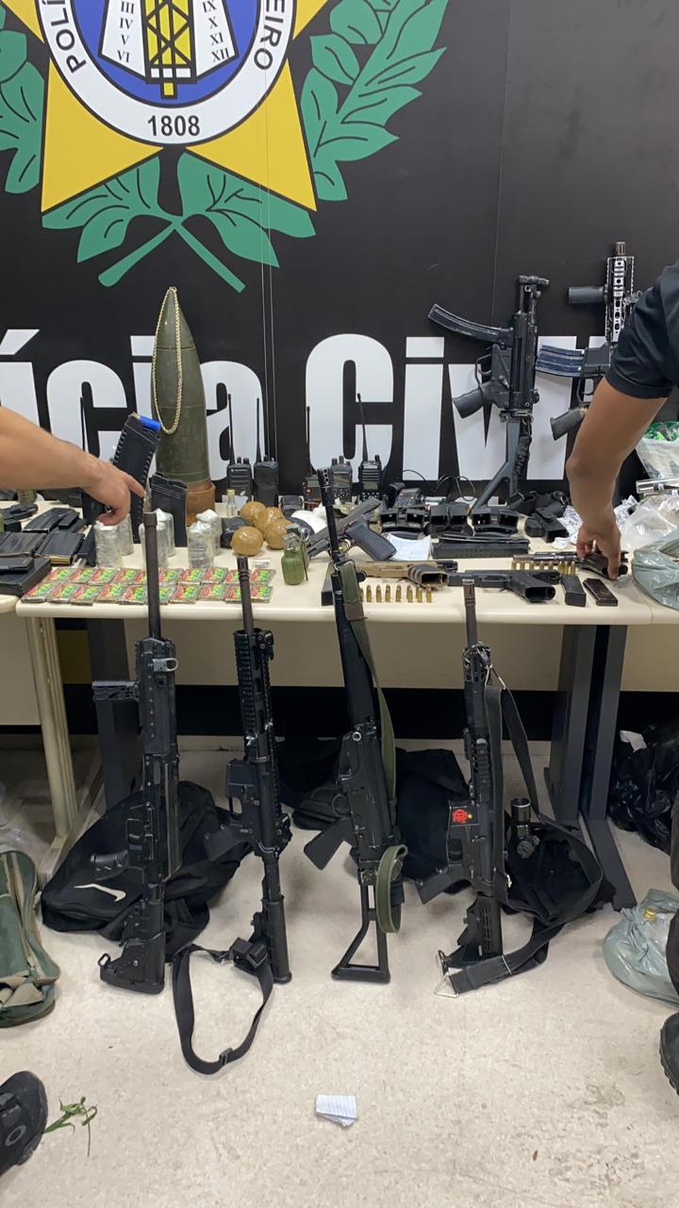 Polícia apresenta armas e munições apreendidas em operação no Jacarezinho — Foto: Divulgação