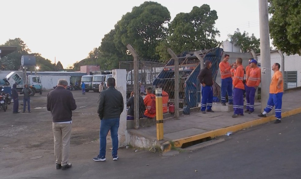 Mesmo com coleta parcial, lixo se acumula nas ruas após cinco dias de greve em Bauru — Foto: Reprodução/TV TEM