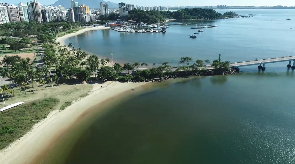 Praia da Guarderia ficou imprópria para banho após despejo de esgoto — Foto: Reprodução/TV Gazeta