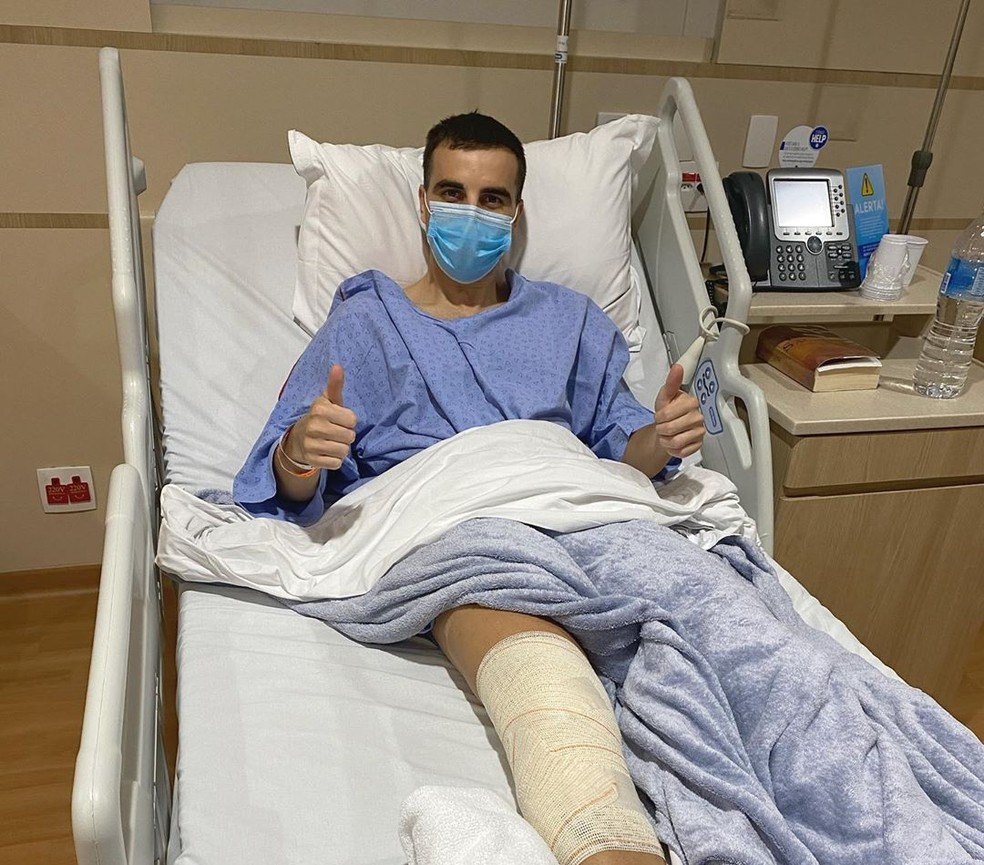 Rafael Longuine passou por cirurgia no joelho direito — Foto: Rafael Longuine/Reprodução Instagram
