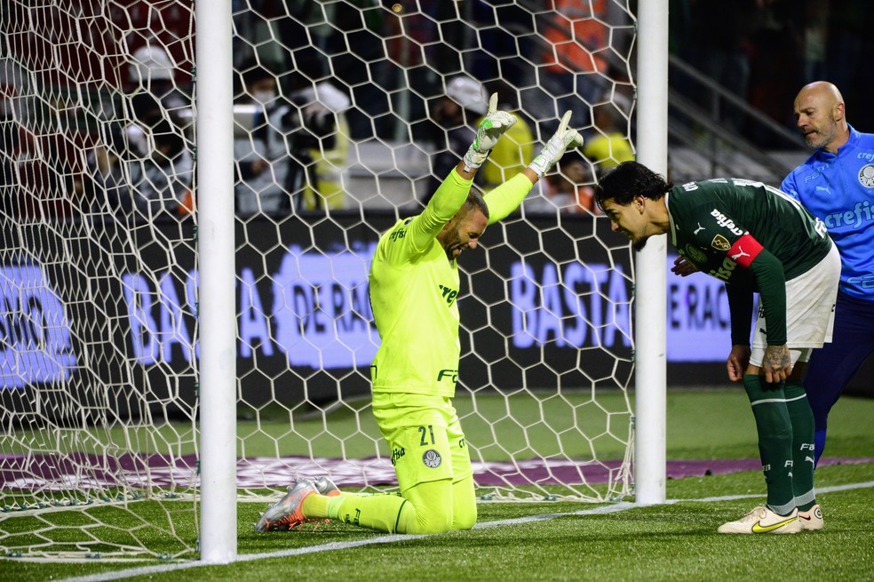 Weverton e Gustavo Gómez na heroica classificação do Palmeiras na Libertadores — Foto: Marcos Ribolli