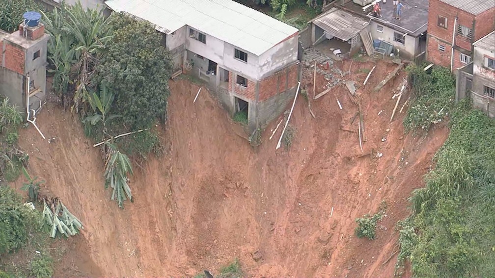 Chuvas provocam deslizamentos de terra e alagamentos em Francisco Morato — Foto: Reprodução/GloboNews