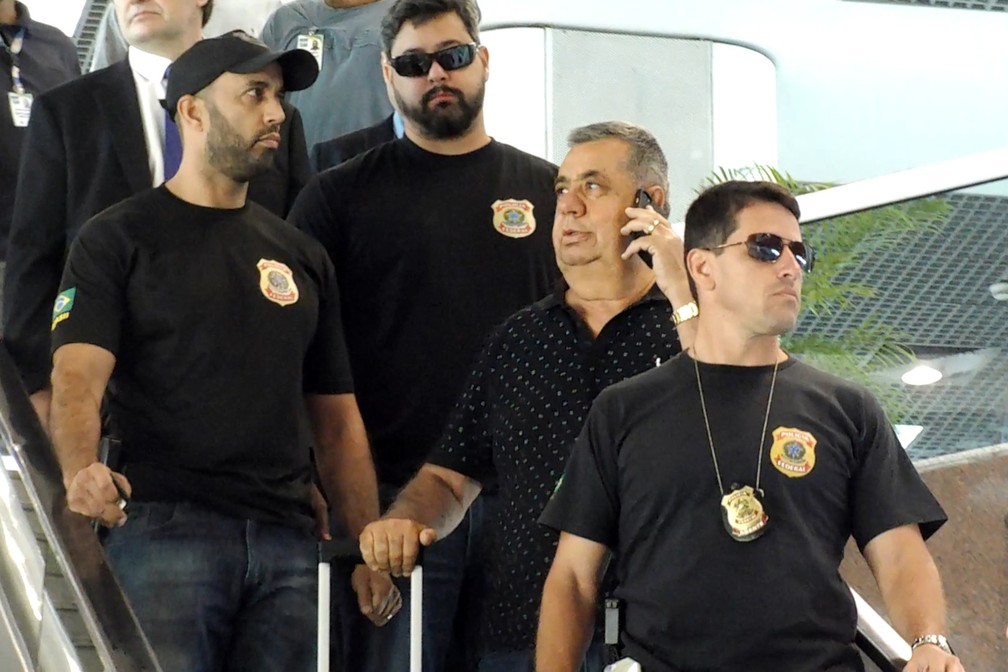 Jorge Picciani, presidente da Assembleia Legislativa do Rio de Janeiro, é conduzido coercitivamente para depor na sede da Polícia Federal, ao desembarcar no Aeroporto Santos Dumont, no Rio de Janeiro — Foto: Rodrigo Menezes/Agência O Dia/Estadão Conteúdo