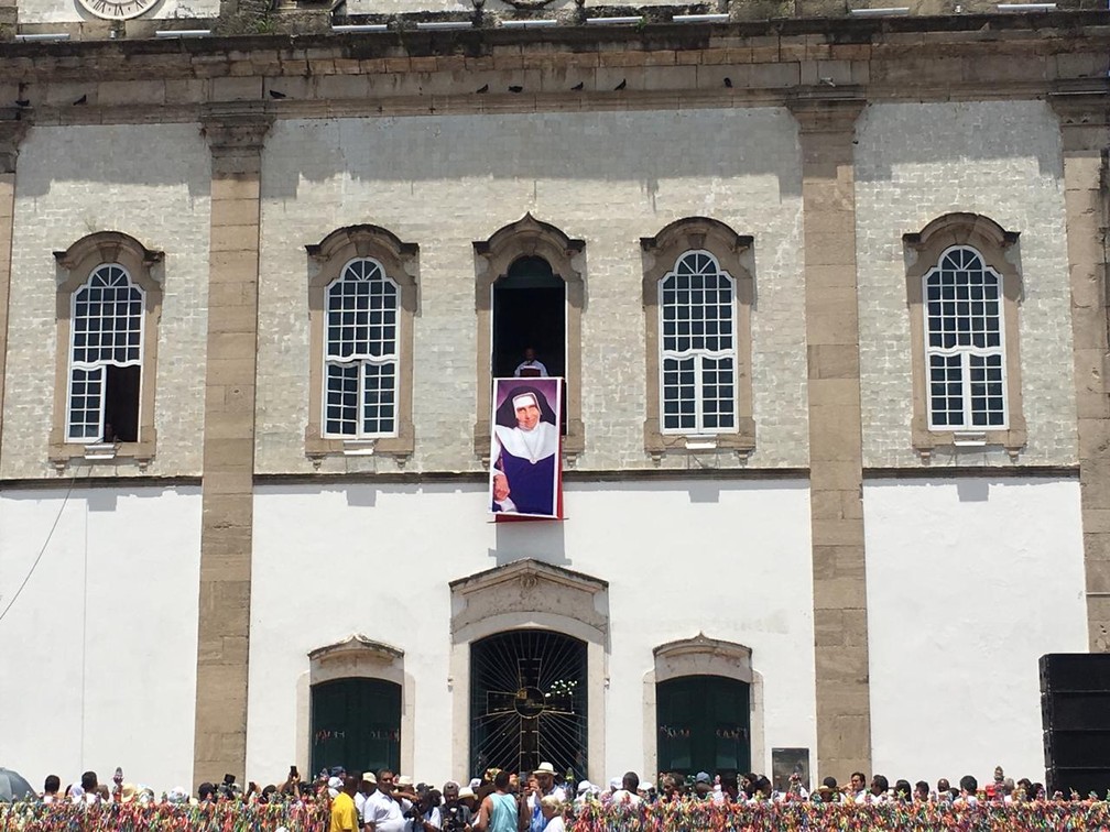 Imagem de Santa Dulce dos Pobres foi colocada na fachada da Basílica do Bonfim durante celebração ao santo baiano  — Foto: Itana Alencar/G1