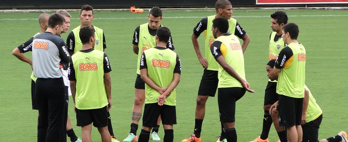 Treino Paulo Autuori conversa com o time do  Atlético-mg (Foto: Léo Simonini)