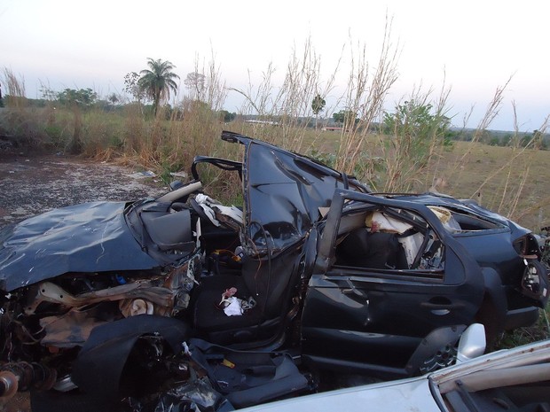 Carro onde estavam os três adultos e as duas crianças ficou destruído  (Foto: Divulgação/PRF Araguaína)