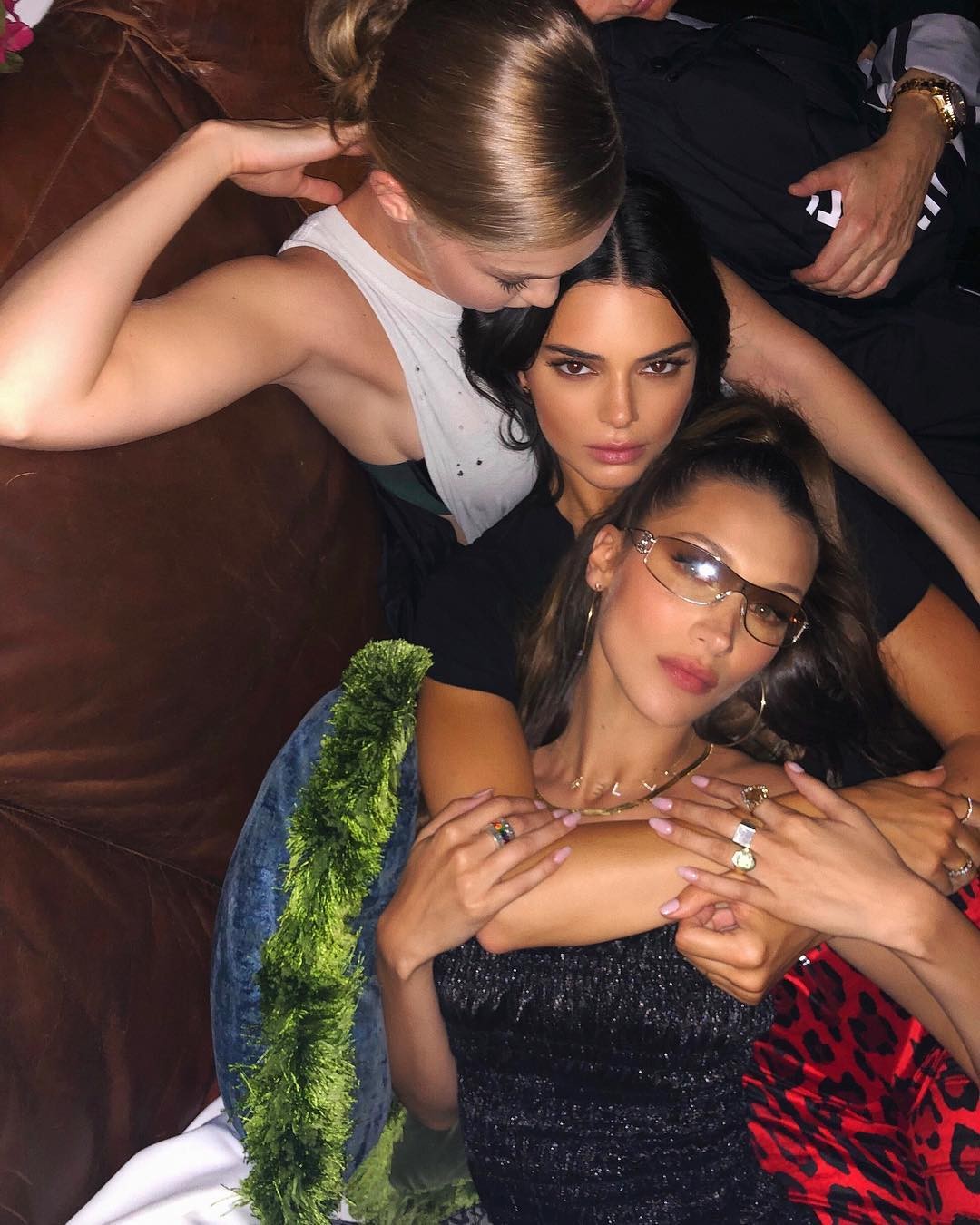 Kendall Jenner posa ao lado de Gigi e Bella Hadid (Foto: Reprodução / Instagram)