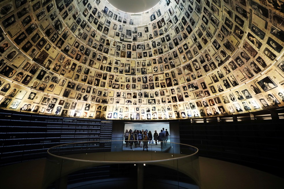 Visitantes entram no Salão dos Nomes, no museu Yad Vashem, em Jerusalém, para ver fotos de judeus mortos no Holocausto (foto de arquivo)  — Foto: Ammar Awad/ Reuters