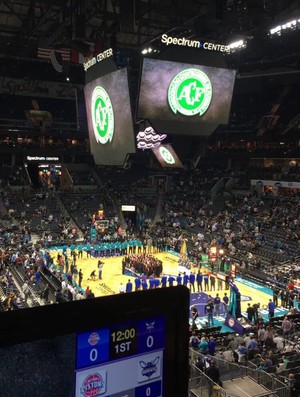 Telão em Charlotte exibe escudo da Chapecoense (Foto: Reprodução/Twitter)