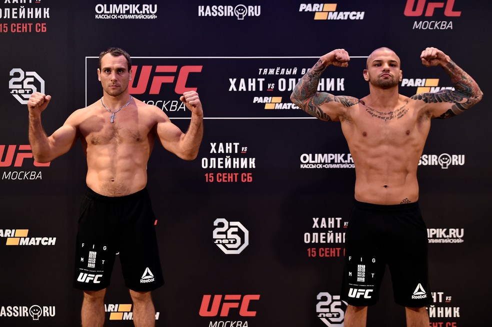 Alexey Kunchenko e Thiago Pitbull, único brasileiro no card, posam para fotos na pesagem do UFC Moscou — Foto: Getty Images