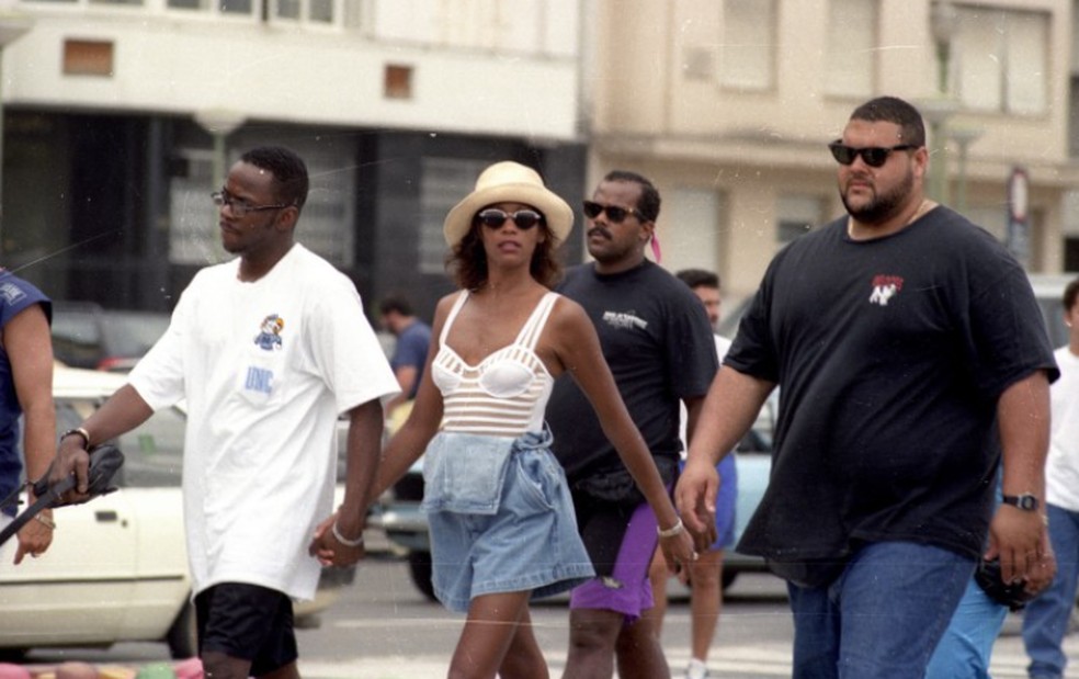 Whitney Houston com o marido, Bobby Brown, no Rio, em 1994 — Foto: Carlos Magno/Agência O GLOBO