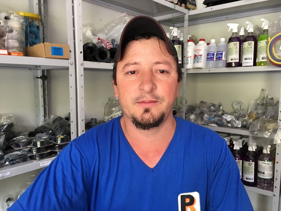 Silva tem um com&eacute;rcio &agrave;s margens da via f&eacute;rrea, em Presidente Prudente (Foto: Wellington Roberto/G1)