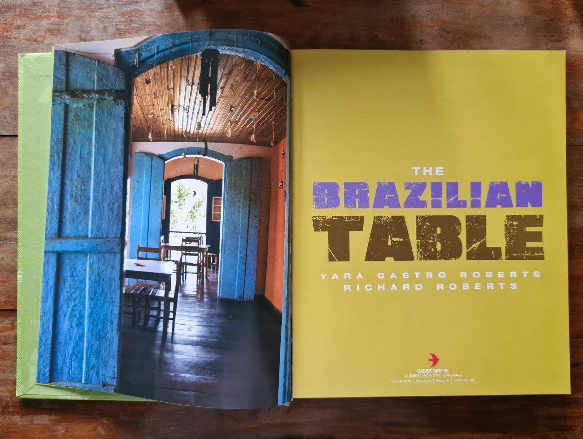 The Brazilian Table, livro publicado em 2009 nos Estados Unidos pela Gibbs Smith, de autoria de Yara e Richard Roberts (Foto: @marcelooseas)