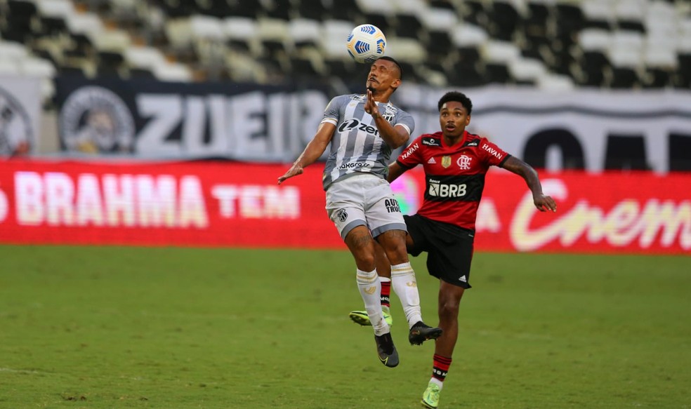 Fernando Sobral e Vitinho, Ceará x Flamengo — Foto: Fabiane de Paula/SVM