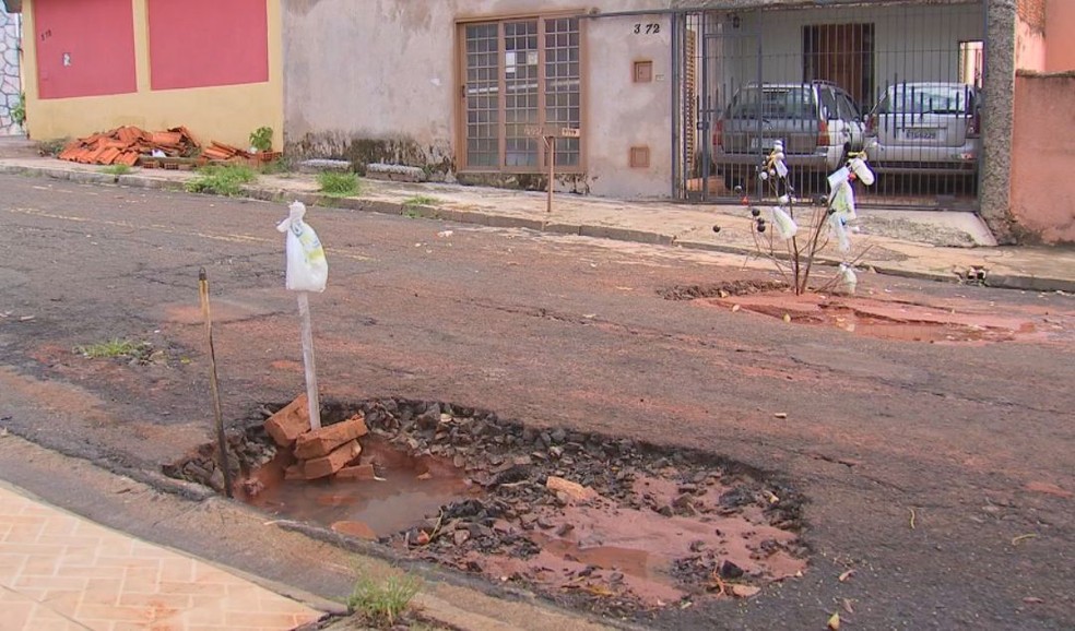 Além de não consertar o primeiro buraco, DAE abriu uma nova cratera na rua em Bauru  — Foto: TV TEM / Reprodução 