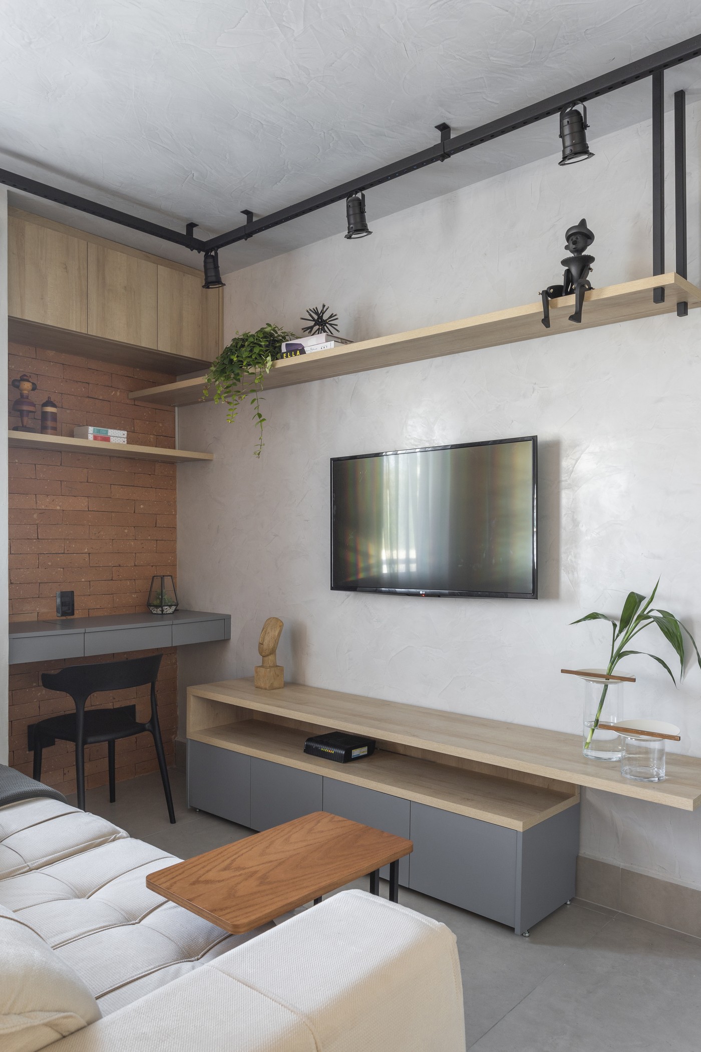 Décor do dia: living com estilo industrial e espaço para home office (Foto: Tiago Travesso)