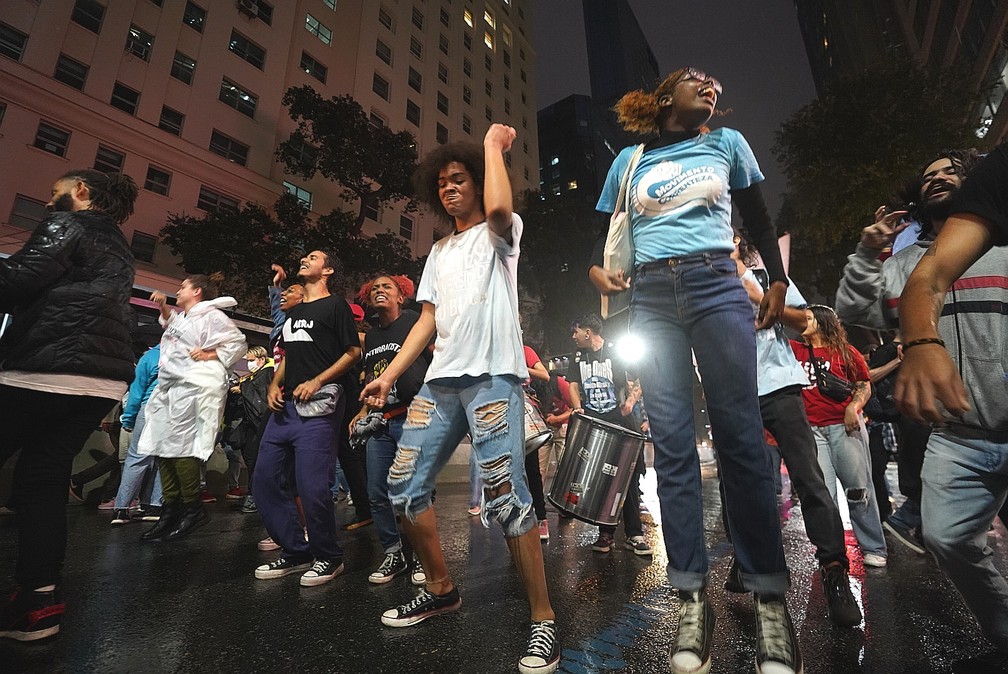 Manifestantes se reúnem no Centro do Rio em ato pela democracia — Foto: Marcos Serra Lima/g1