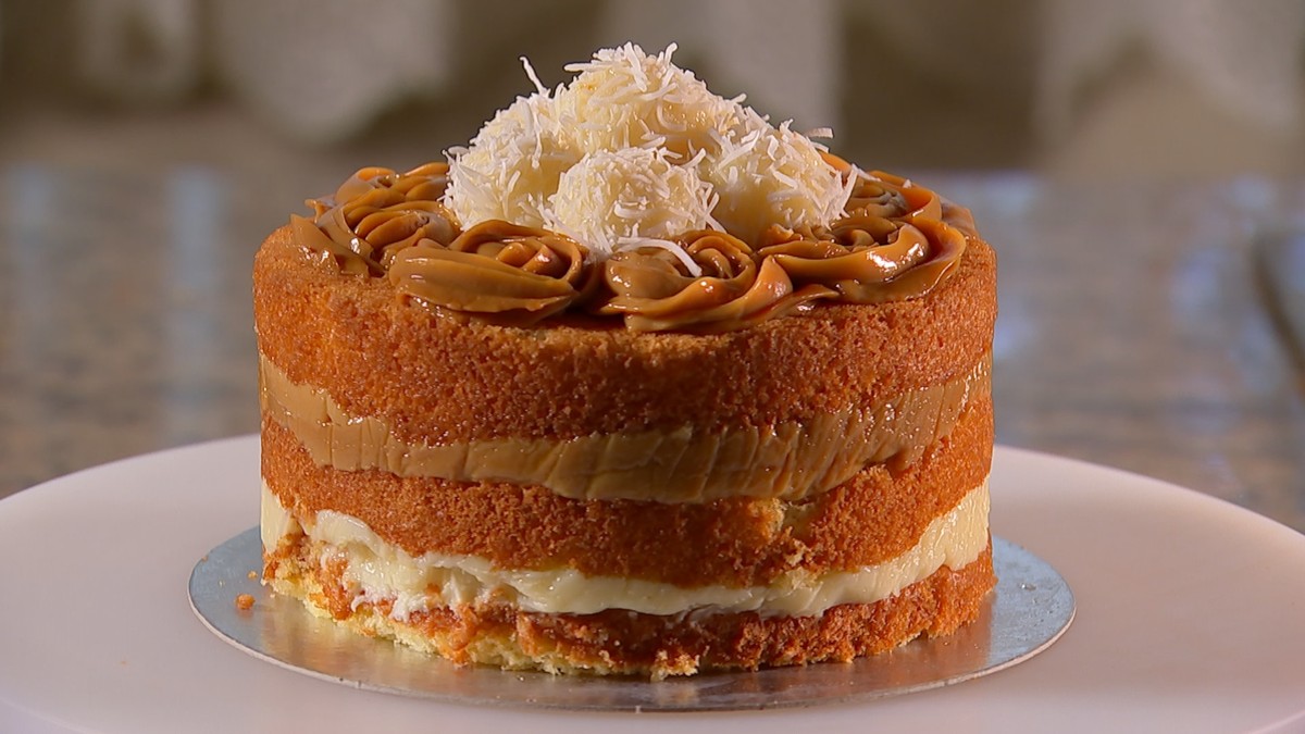 Imagem de um bolo de abacaxi decorado