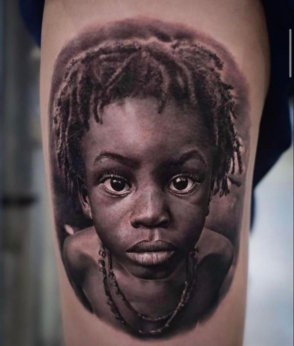 Tatuagem feita com imagem de criança de 4 anos sem autorização dos pais e fotógrafo — Foto: Reprodução/Instagram