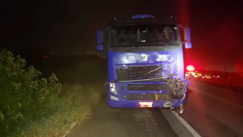 O motorista do caminhão não ficou ferido — Foto: PRF/Divulgação