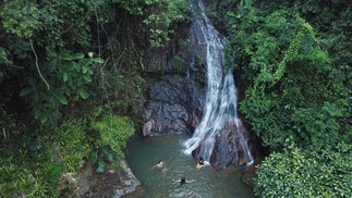 Cachoeira com piscina natural, formada por  nascentes de rios que desaguam na Baía de Guanabara — Foto: Custodio Coimbra/Agência O Globo