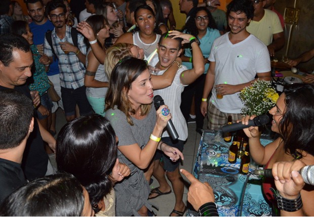 Bella Maia solta a voz em show (Foto: Felipe Souto Maior/AgNews)