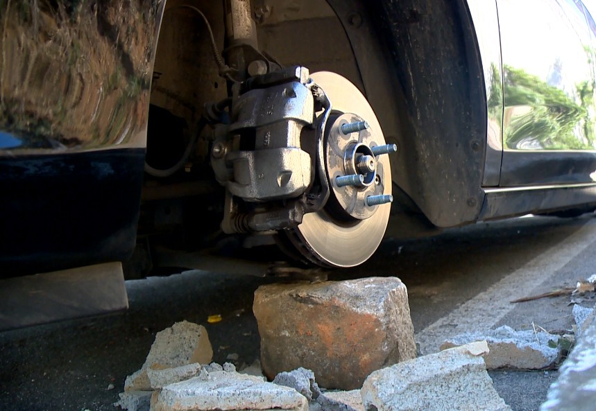 Moradores têm rodas de carros furtadas após interdição de garagem de condomínio em Cariacica, ES