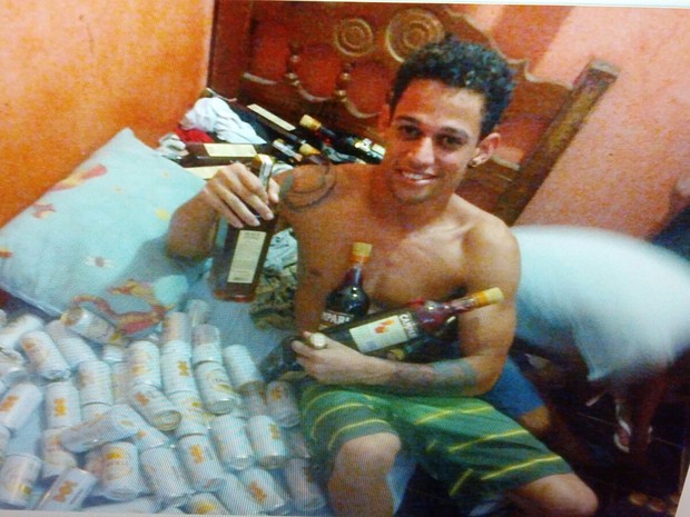 Preso se exibe com bebidas alcoólicas  (Foto: Divulgação/)