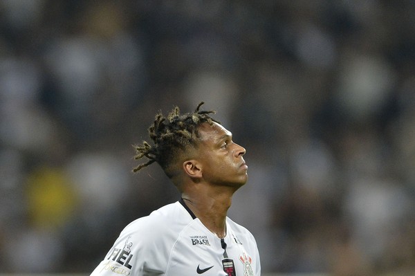Jô aposenta visual diferente no Corinthians: 