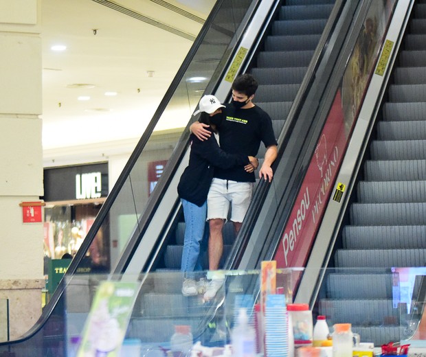 Flay e Pedro Maia passeiam em shopping de SP (Foto:  Leo Franco/Agnews)