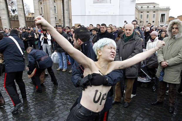 Ativistas do Femen durante protesto no Vaticano (Foto: Giampiero Sposito/Reuters)