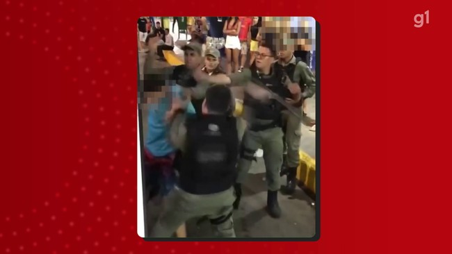Vídeo mostra PMs espancando jovem em terminal de ônibus no Recife