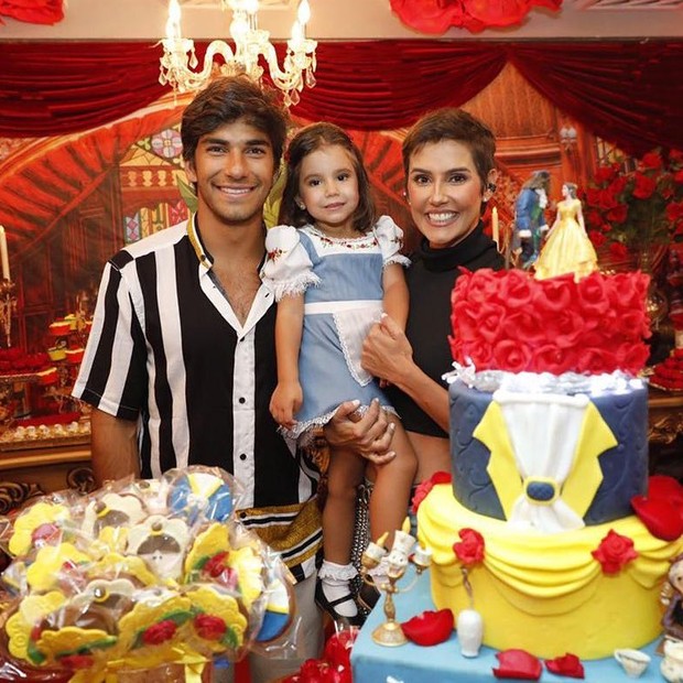 Maria Flor chega para festa de aniversário com os pais, Debora Secco e Hugo Moura (Foto: Reprodução Instagram)