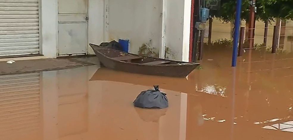 Empresário compra canoa após chuva alagar ruas em Juazeiro do Norte, no interior do Ceará — Foto: TV Verdes Mares/Reprodução
