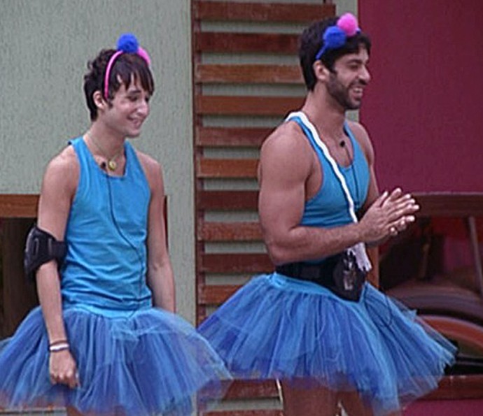 Serginho e Cadu vestidos de bailarinas no BBB10 (Foto: Gshow )