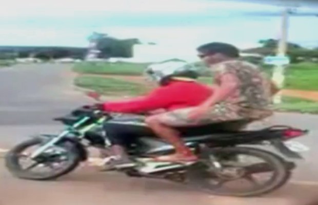 Motociclista transporta homem sem capacete em Goiás (Foto: Reprodução/ TV Anhanguera)