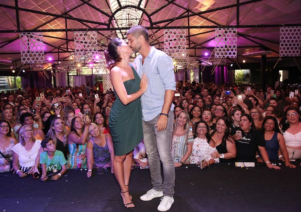 Carol Castro e Bruno Cabrerizo trocam beijos apaixonados (Foto: Iwi Onodera/Brazil News)