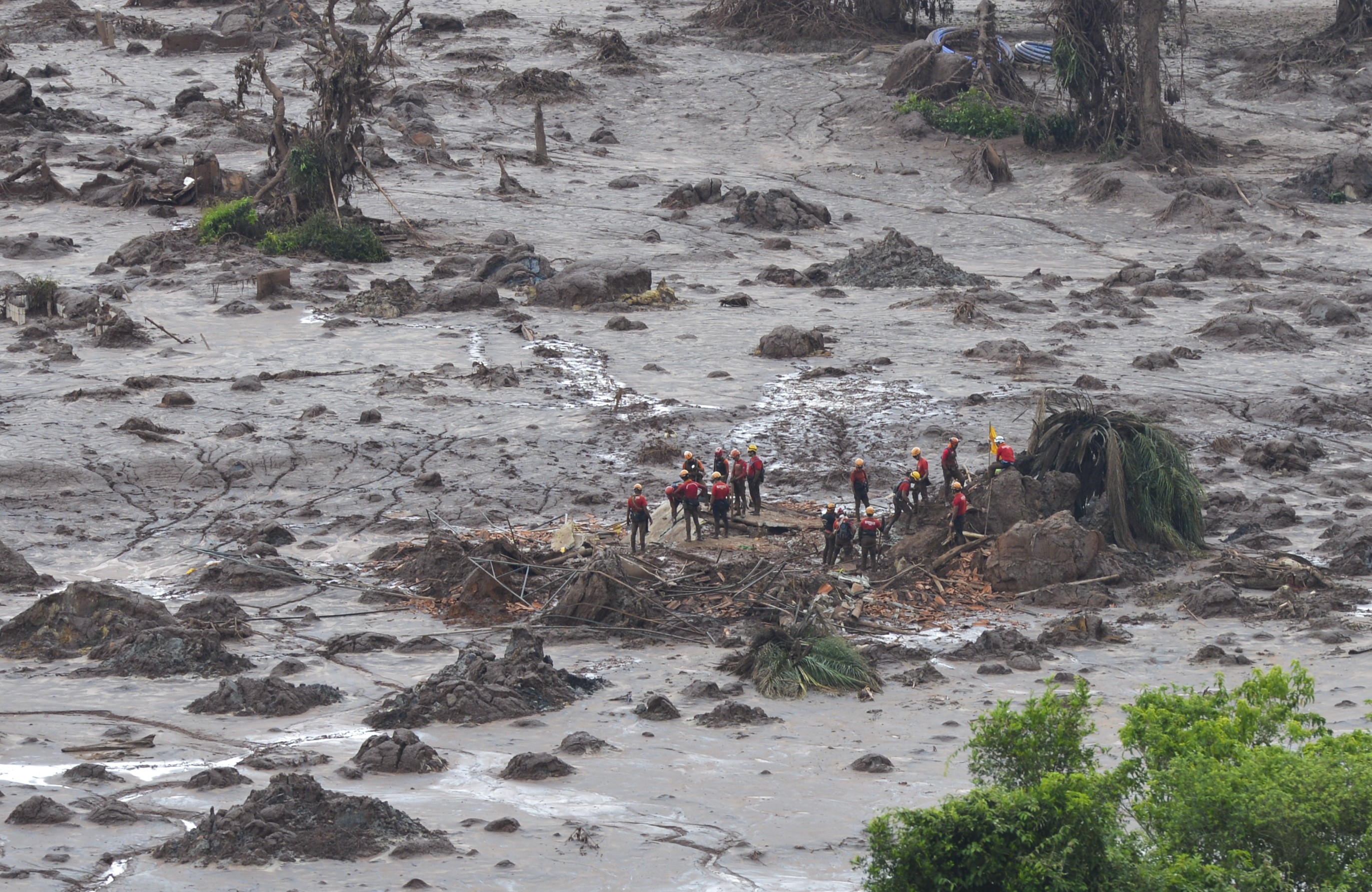 Após o rompimento da barragem, mais de 50 milhões de metros cúbicos de lama escorreram pela região do Rio Doce (Foto: Agência Brasil)