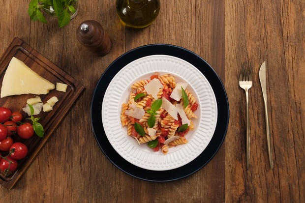 Receita de macarrão ao molho rústico e pecorino fica pronta em 3 passos (Foto:  )