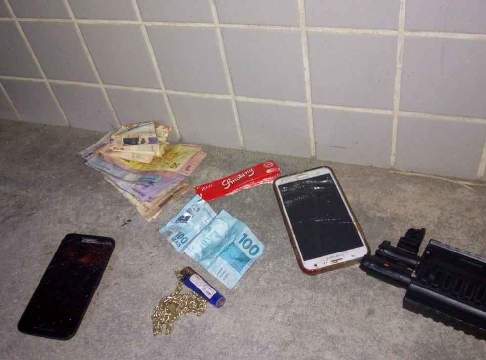 PM recuperou dinheiro e celulares com suspeito que roubada posto de gasolina no RJ (Foto: Divulgação / Polícia Militar)